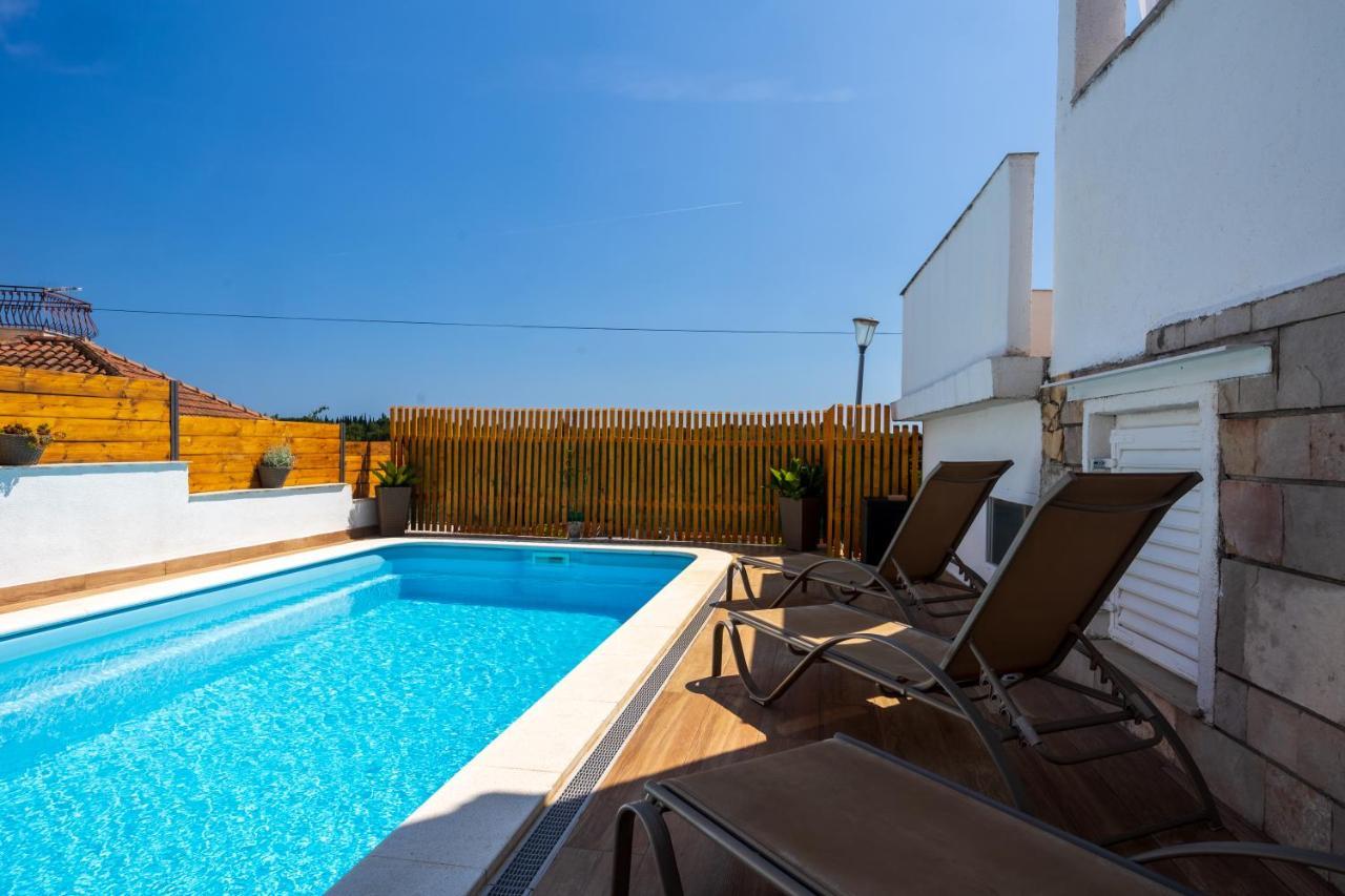 Villa Oasis With Private Pool Milna  Extérieur photo